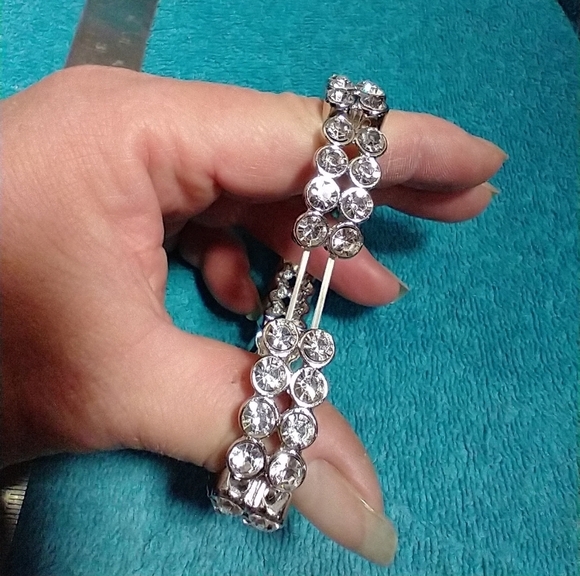 Elegant Silvertone Crystal Stretch Bracelet - Picture 5 of 5